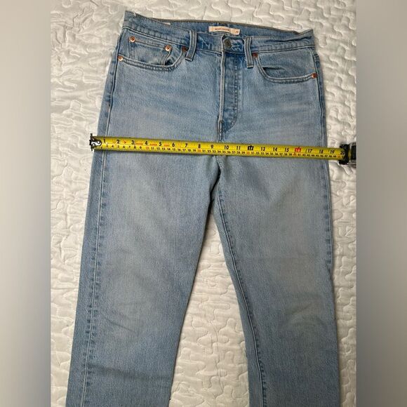 Levi’s Premium Wedgie Straight Jeans High-Rise Light Wash Cropped Raw Hem Sz 29 - Picture 9 of 11